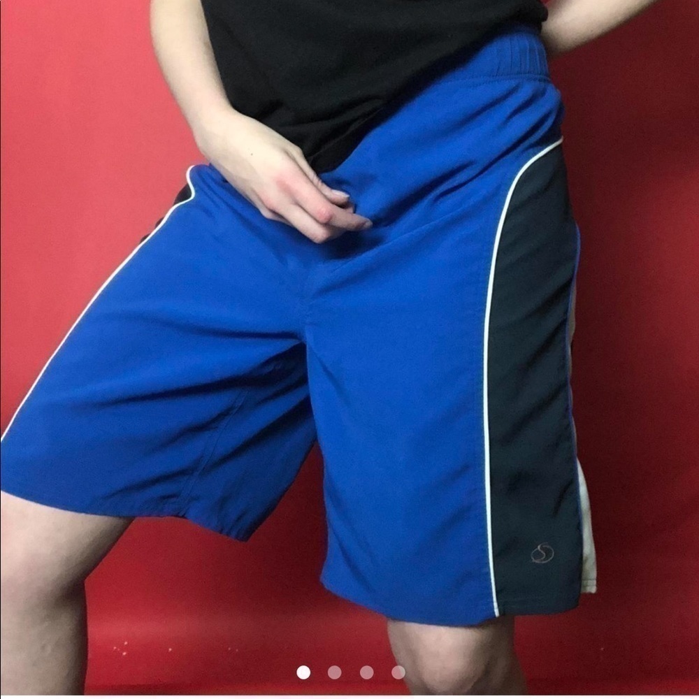 Bright blue board shorts 🖤💙